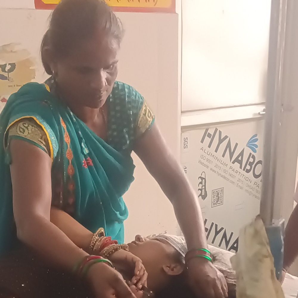 सिरौली में बाइक भिड़ंत, महिला गंभीर घायल:महराजगंज जिला अस्पताल में उपचार जारी