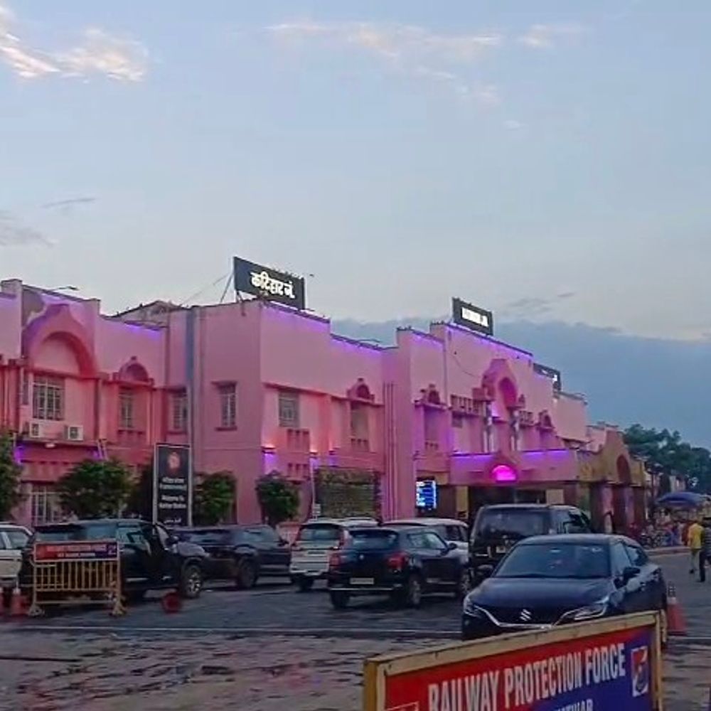 कटिहार रेलवे स्टेशन का ब्यूटीफिकेशन लास्ट फेज में:मॉडर्न स्टेशन साइनेज, फसाड लाइटिंग और सेल्फी प्वाइंट का इंस्टालेशन