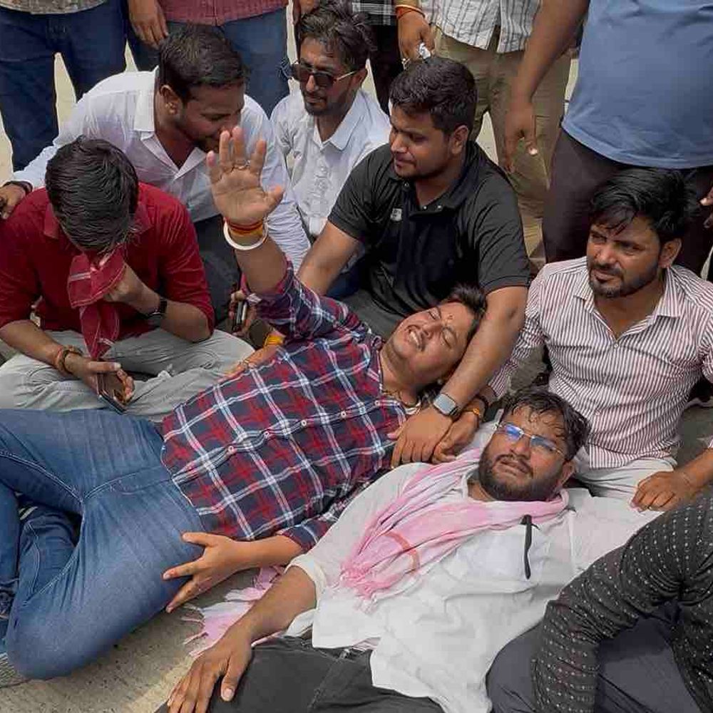 गोरखपुर में वकीलों ने किया सड़क जाम:ठेकेदार की हत्या पर उग्र प्रदर्शन, SSP-DM के आश्वासन के बाद खुला रास्ता