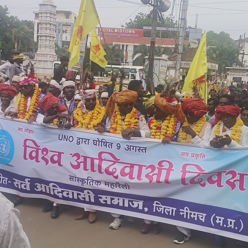 
                 विश्व आदिवासी दिवस पर नीमच में निकली रैली:पारंपरिक वेशभूषा में दिखा समाज, युवाओं ने हाथों में तीर-कमान थामे 
            