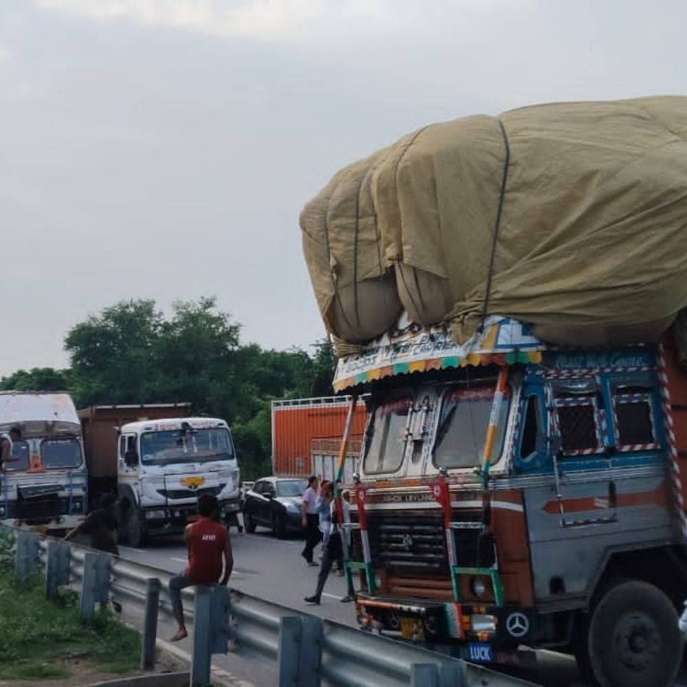 कानपुर-इटावा हाईवे पर भूसे से लदा ट्रक फंसा:4-5 किमी लंबा जाम, 2 घंटे से थमे वाहनों के पहिए; रॉन्ग साइड से निकलने की कोशिश