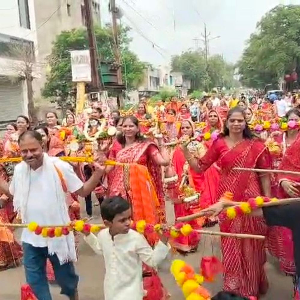 
                 लखेरा समाज ने नीमच में निकाली कांवड़ यात्रा:किलेश्वर महादेव से जल भरकर किया भोलेनाथ का जलाभिषेक 
            