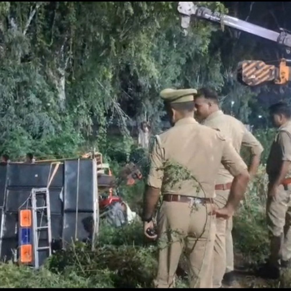 बदायूं में कांवड़ियों की ट्रैक्टर-ट्रॉली पलटी:बरेली-मथुरा हाईवे पर दो कांवड़िए घायल, डीजे लगाकर कछला गंगाघाट जा रहे थे