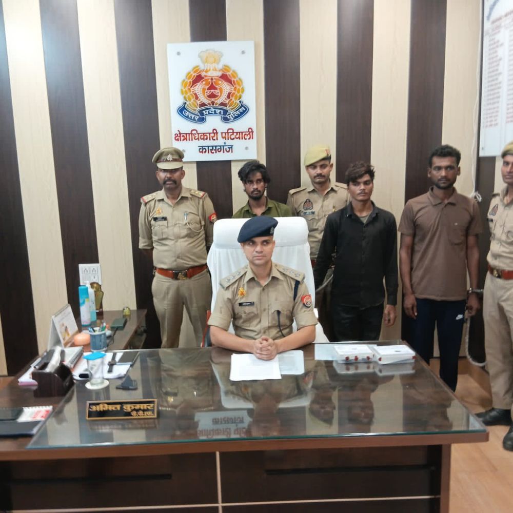 कासगंज में 3 बाइक चोर पकड़े, 10 मोटरसाइकिलें बरामद:बंद भट्ठे से गिरफ्तारी, मुख्य आरोपी पर 21 से अधिक केस दर्ज