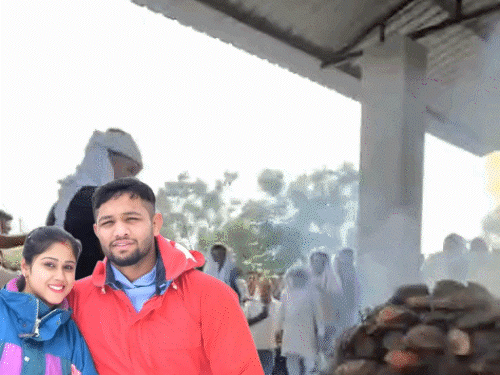 
                 रोहतक कबड्डी प्लेयर की पत्नी की तेरहवीं आज:फैमिली की अरेस्टिंग पर भी फैसला, दोनों गांवों की पंचायत बुलाई; 10 दिन पहले फंदे पर लटकी मिली थी 
            
