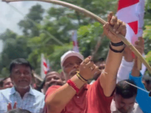 पूर्णिया में विश्व आदिवासी दिवस पर भव्य जुलूस निकाला:सांसद पप्पू यादव पारंपरिक लोकगीत पर झूमते नजर आए, तीर-धनुष से साधा निशाना