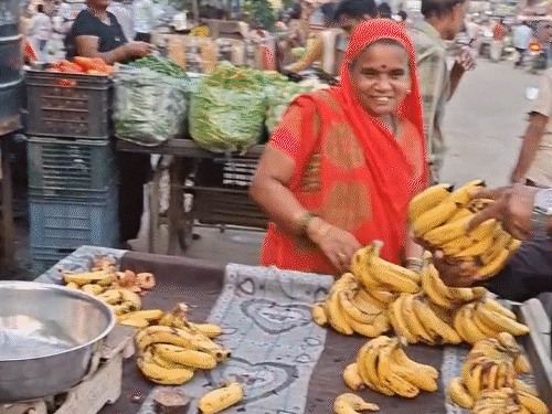 
                 पेनकिलर के बाद दोनों किडनी खराब, 4 साल से डायलिसिस:आधा किमी चलना भी मुश्किल, समाजसेवियों की मदद से ठेला लगाकर परिवार संभाल रहे जितेंद्र 
            