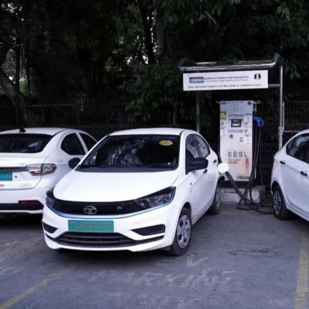 
                 हाइब्रिड-EV कारें 1 अप्रैल 2027 से सस्ती होंगी:पेट्रोल-डीजल गाड़ियां महंगी मिलेंगी, ज्यादा प्रदूषण वाली कारों पर लगेगा जुर्माना; नई पॉलिसी का ड्राफ्ट जारी 
            