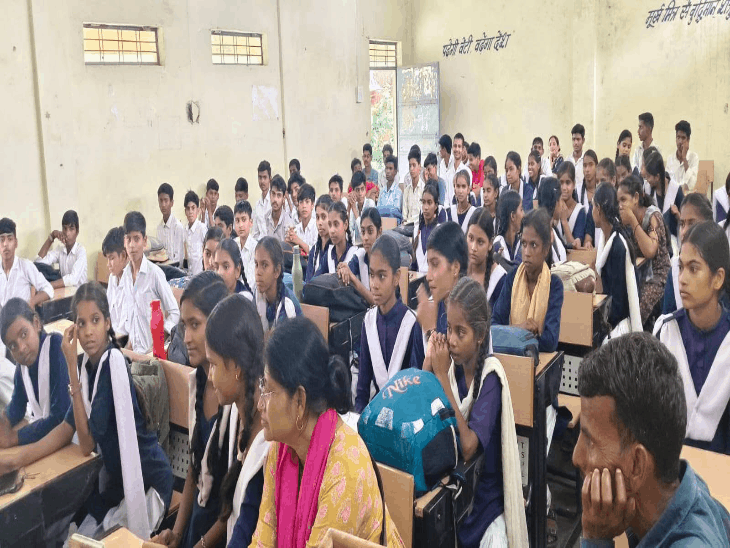
                 अब MP के स्कूलों में लगेगी स्टूडेंट्स की ऑनलाइन अटेंडेंस:9वीं से 12वीं तक के लिए व्यवस्था लागू, कमिश्नर ने जारी किया आदेश 
            