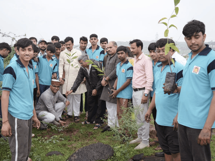 
                 कलियासोत पहाड़ी पर पूर्व छात्रों ने रोपे 1100 पौधे:300 पूर्व छात्रों ने लिया हिस्सा, पौधों को पेड़ बनाने के लिए बनाई समूहवार कार्ययोजना 
            