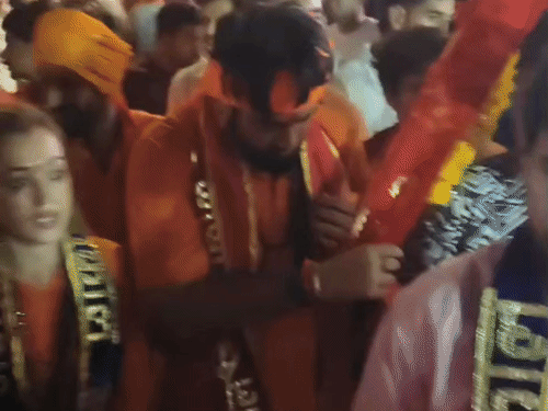 
                 पहली बार कांवड़ उठाकर बोलीं हर्षानंद-‘युवाओं की श्रद्धा देखने लायक':24 साल पहले शुरू हुई यात्रा में उमड़े हजारों शिवभक्त; देर रात उज्जैन पहुंचा कारवां 
            