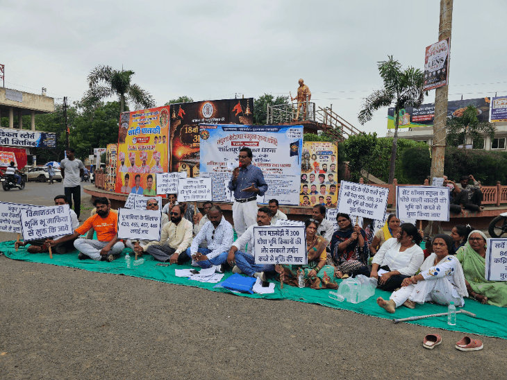
                 फर्जी दस्तावेज और अवैध कब्जे के खिलाफ प्रदर्शन:मंदसौर में पिता के खिलाफ बेटी भी आई; सरकारी जमीन पर फर्जीवाड़े का मामला 
            