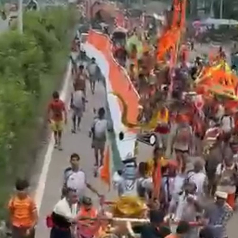 111 फीट लंबी तिरंगा कांवड़ लेकर शामली पहुंचे 20 शिवभक्त:हरियाणा के करनाल से निकले कांवड़िए, शहीदों को श्रद्धांजलि, युवाओं को नशे से दूर रहने का दिया संदेश