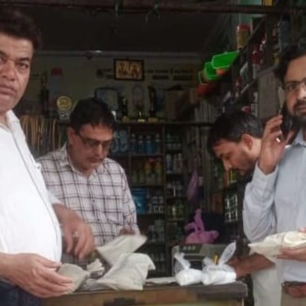 हापुड़ में खाद दुकानों पर कृषि विभाग के छापे:8 नमूने लिए, 7 दुकानदारों को नोटिस जारी