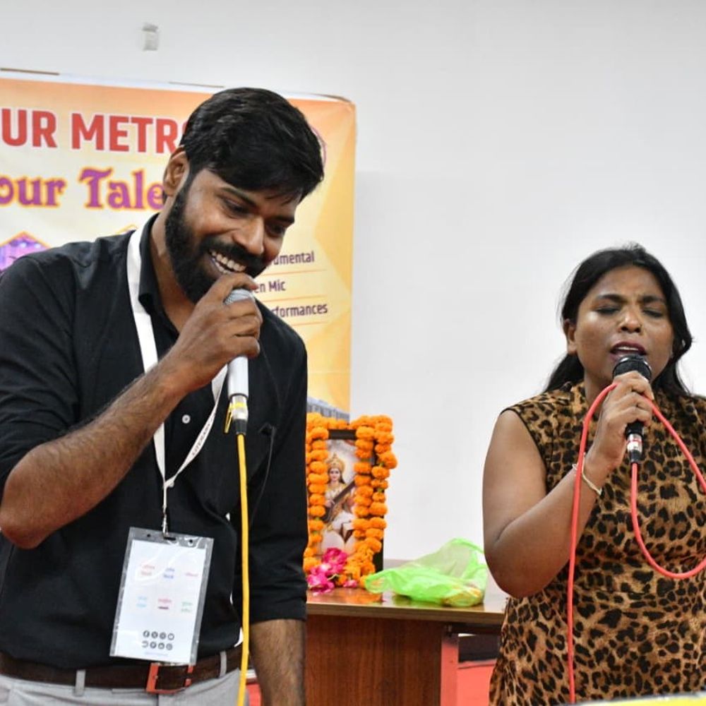 बड़ा चौराहा मेट्रो स्टेशन पर 'बुक लवर्स डे':यात्रियों ने सुनीं कविताएं और सदाबहार फिल्मी गीत
