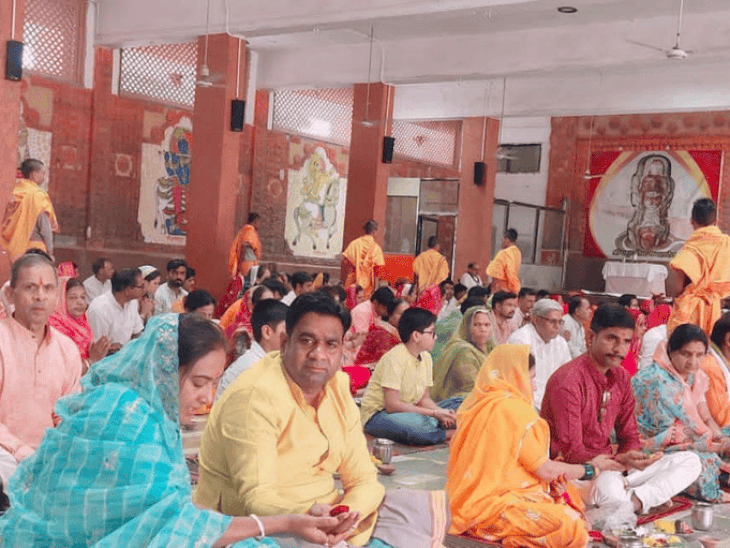 
                 पशुपतिनाथ मंदिर में उमड़ी भक्तों की भीड़:सैकड़ों ने किया मनोकामना अभिषेक; महाराष्ट्र-गुजरात समेत कई शहरों से भी पहुंचे श्रद्धालु 
            