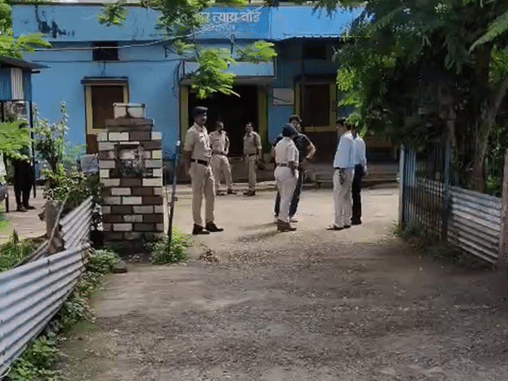 
                 बाल अपचारियों ने होमगार्ड का सिर फोड़ा:रतलाम में सो रहे सुरक्षाकर्मी को डंडे से पीटा; मेन गेट का ताला खोलकर 7 भागे 
            