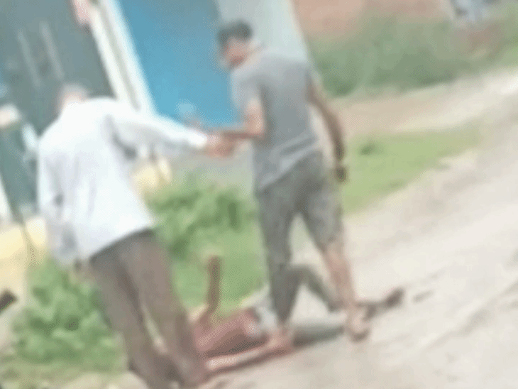 शाहजहांपुर में युवक को जमीन पर गिराकर पीटा, VIDEO:20 सेकेंड में 4 थप्पड़, मुंह पर 5 चप्पलें मारीं, लातें भी बरसाईं