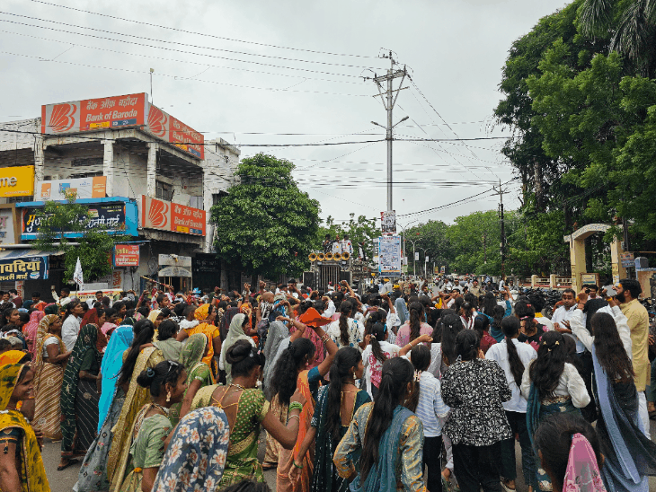 
                 विश्व आदिवासी दिवस पर मंदसौर में निकला जुलूस:तीर-कमान और पारंपरिक वाद्य यंत्र लेकर पहुंचे, लोक कला और विरासत को किया प्रदर्शित 
            