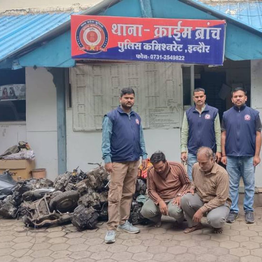 
                 इंदौर क्राइम ब्रांच की गिरफ्त में दो स्क्रैप व्यापारी:चोरी की गाड़ियां खरीदकर उनके पार्ट्स और इंजन बेच रहे थे 
            