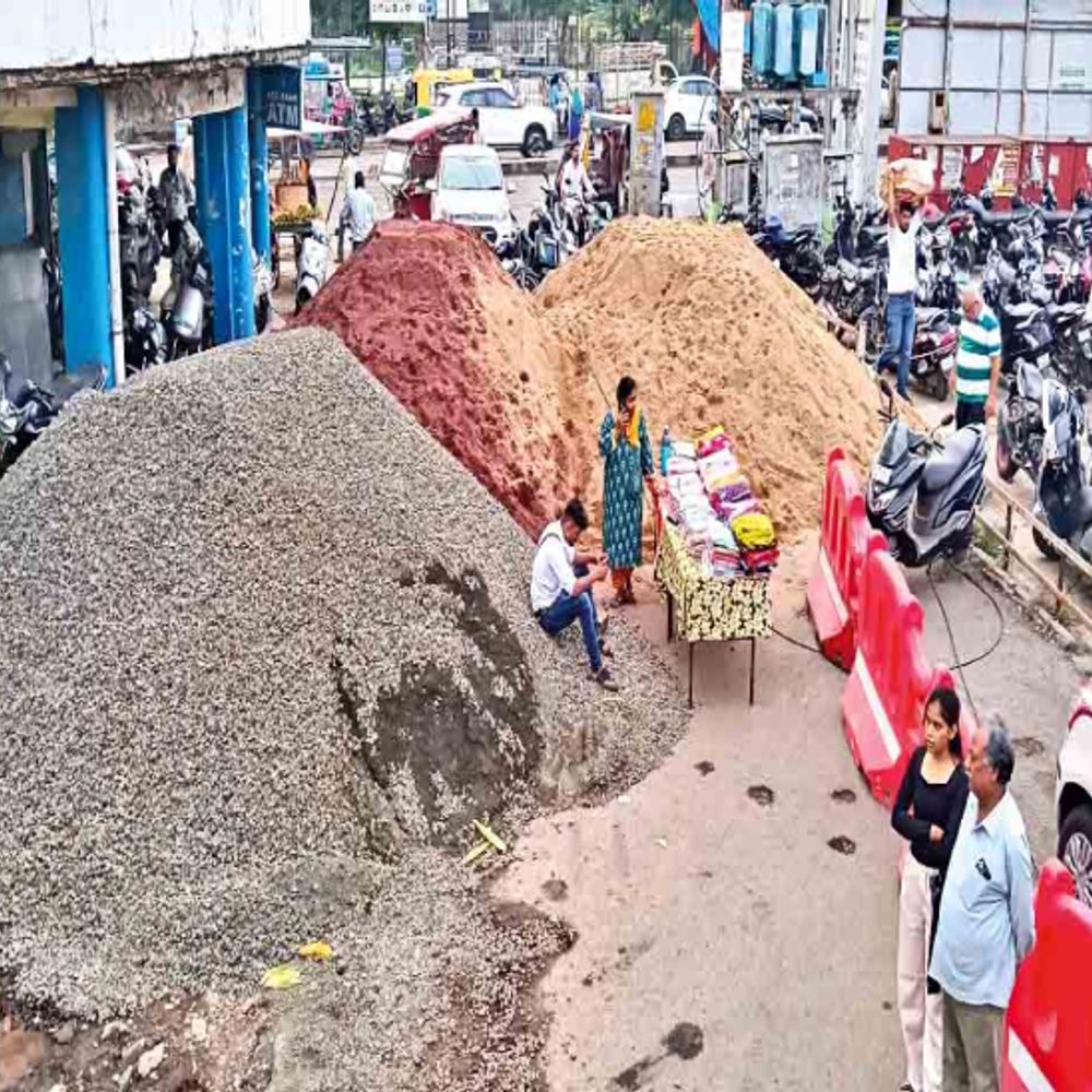 
                 निगम के ठेकेदार की मनमानी से कारोबारी परेशान:न्यू मार्केट की एंट्री पर निगम की निर्माण सामग्री, लोगों की राह थमी 
            