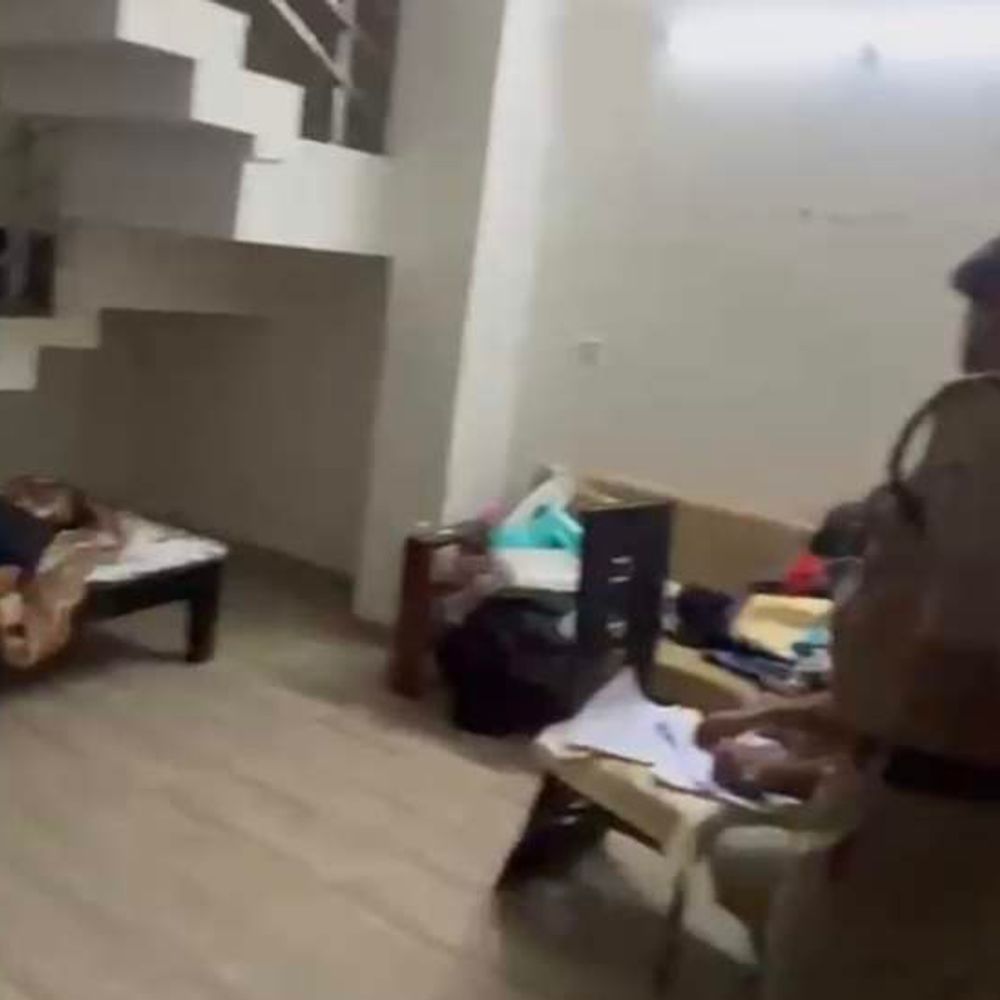 
                 इंदौर में कॉल सेंटर के कर्मचारी ने किया सुसाइड:गर्लफ्रेंड ने पुलिस को दी जानकारी; दवाई बाजार के पास हुए हादसे में भी युवक की मौत 
            