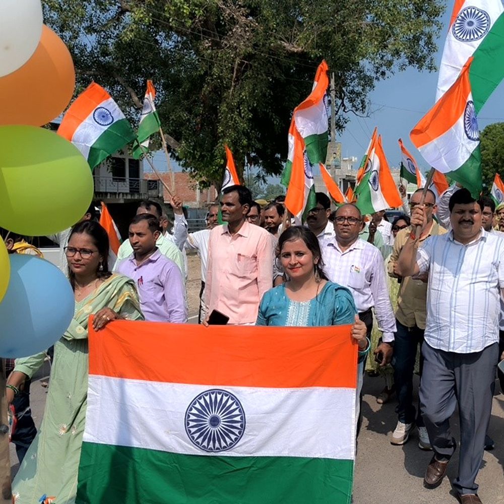 होलागढ़ में शिक्षक-अधिकारियों ने निकाली तिरंगा यात्रा:हर घर तिरंगा अभियान के तहत बीआरसी से बीडीओ कार्यालय तक