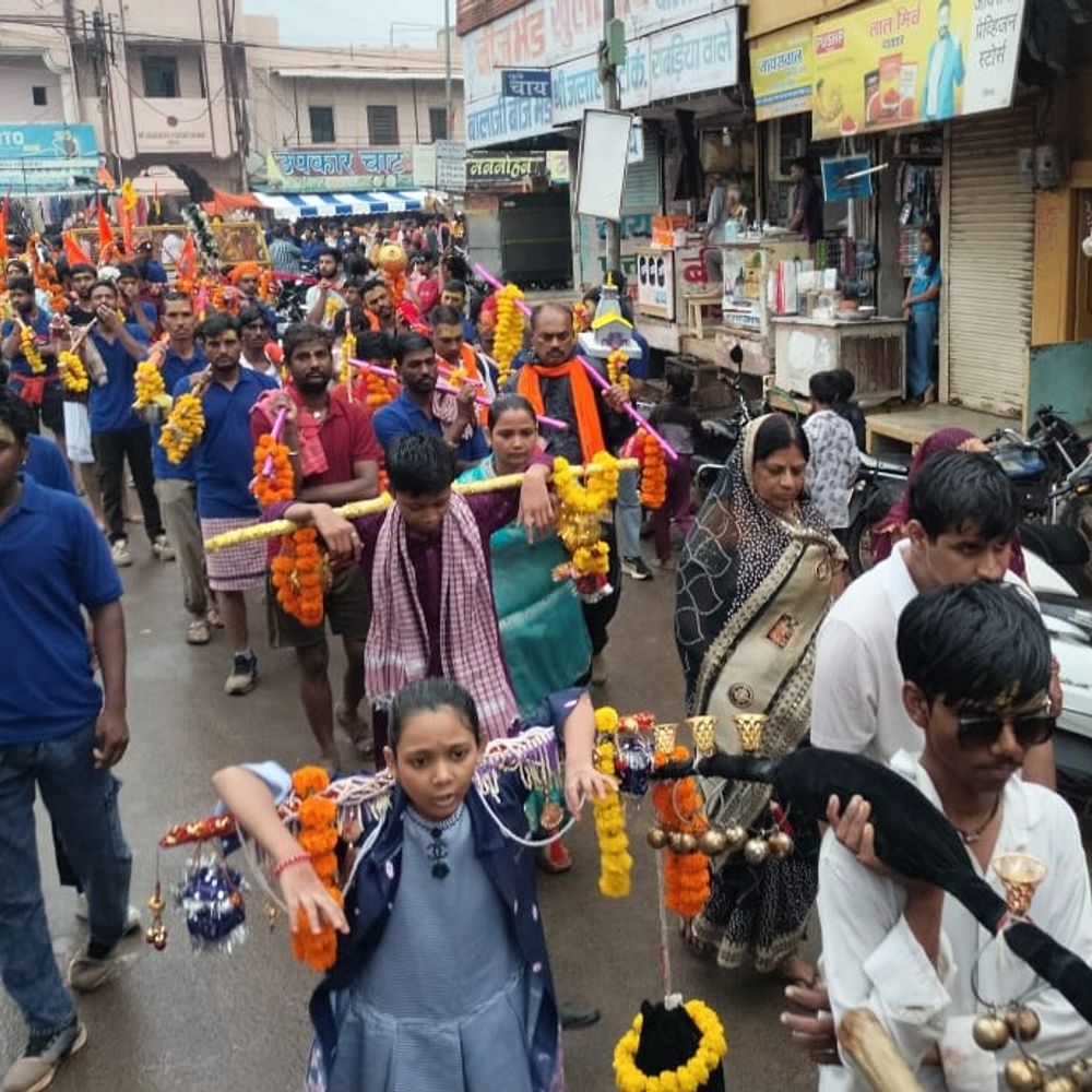 
                 मंदसौर के 100 कावड़ियों की यात्रा दरबार पहुंची:भोलेनाथ का जलाभिषेक किया और सुख-समृद्धि की कामना की 
            