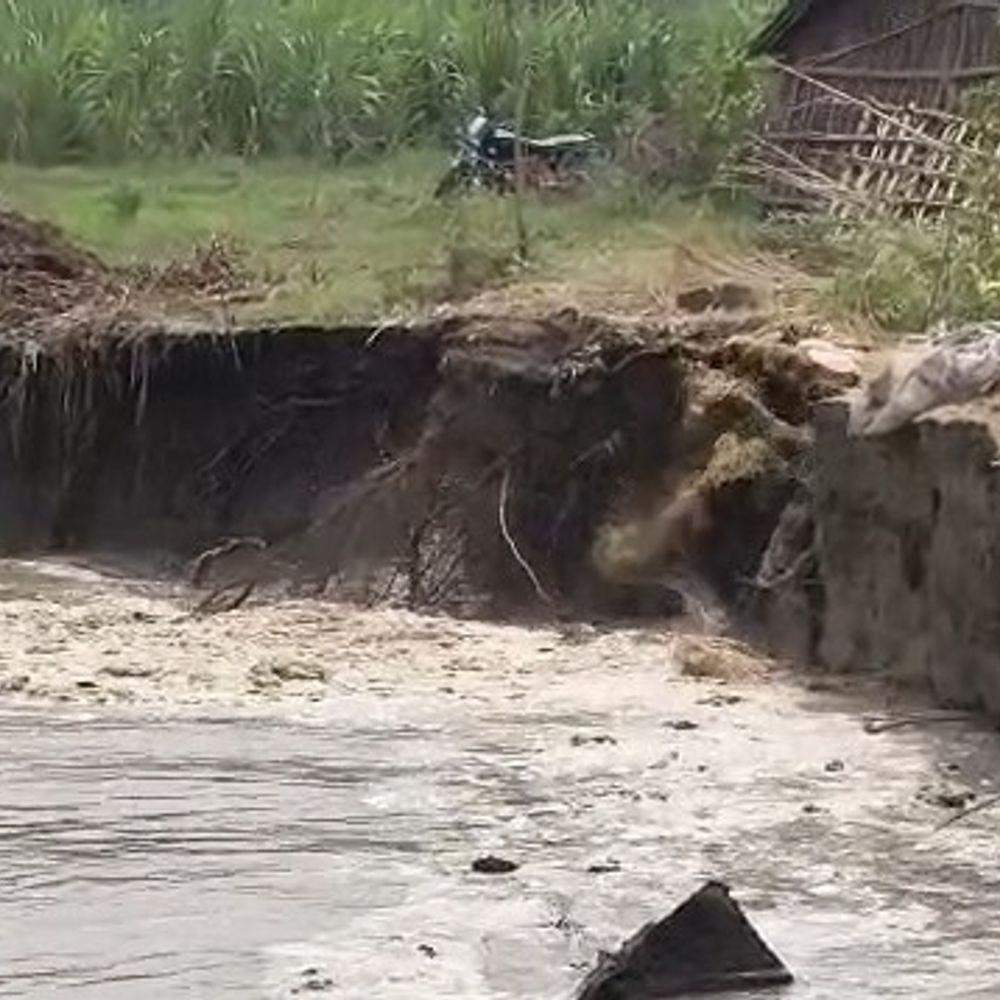 गोंडा घाघरा नदी खतरे निशान से 22cm नीचे:जलस्तर घटने से कटान तेज, बाढ़ खंड विभाग रोकने में जुटा, तटीय इलाकों में खतरा