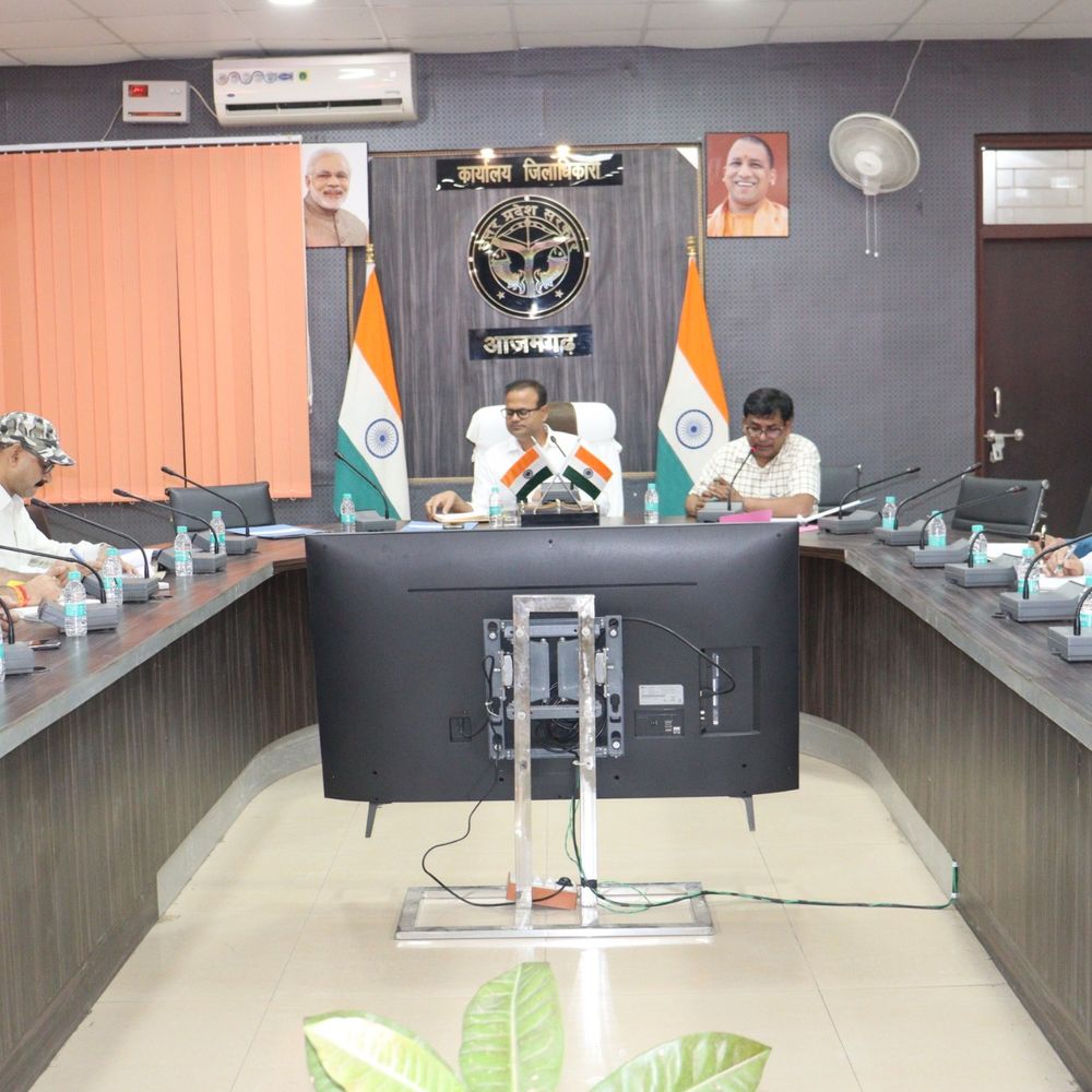 हर घर तिरंगा अभियान को लेकर डीएम ने दिए निर्देश:आजमगढ़ में 3.5 लाख झंडों का होगा वितरण, 9 से 17 अगस्त तक घर-घर फहरेगा तिरंगा