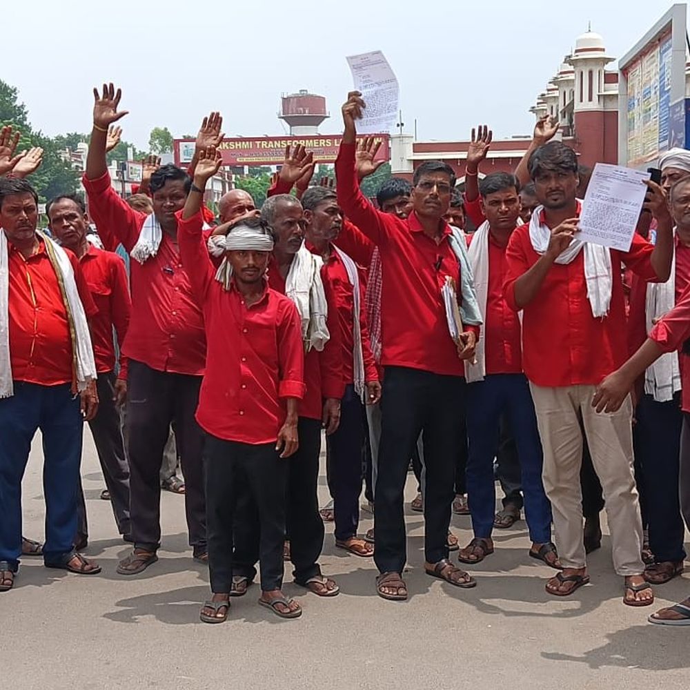 कुलियों के उत्पीड़न के विरोध में देशव्यापी प्रदर्शन:राष्ट्रीय कुली मोर्चा के नेशनल कोऑर्डिनेटर राम सुरेश यादव के खिलाफ जांच खत्म करने की मांग