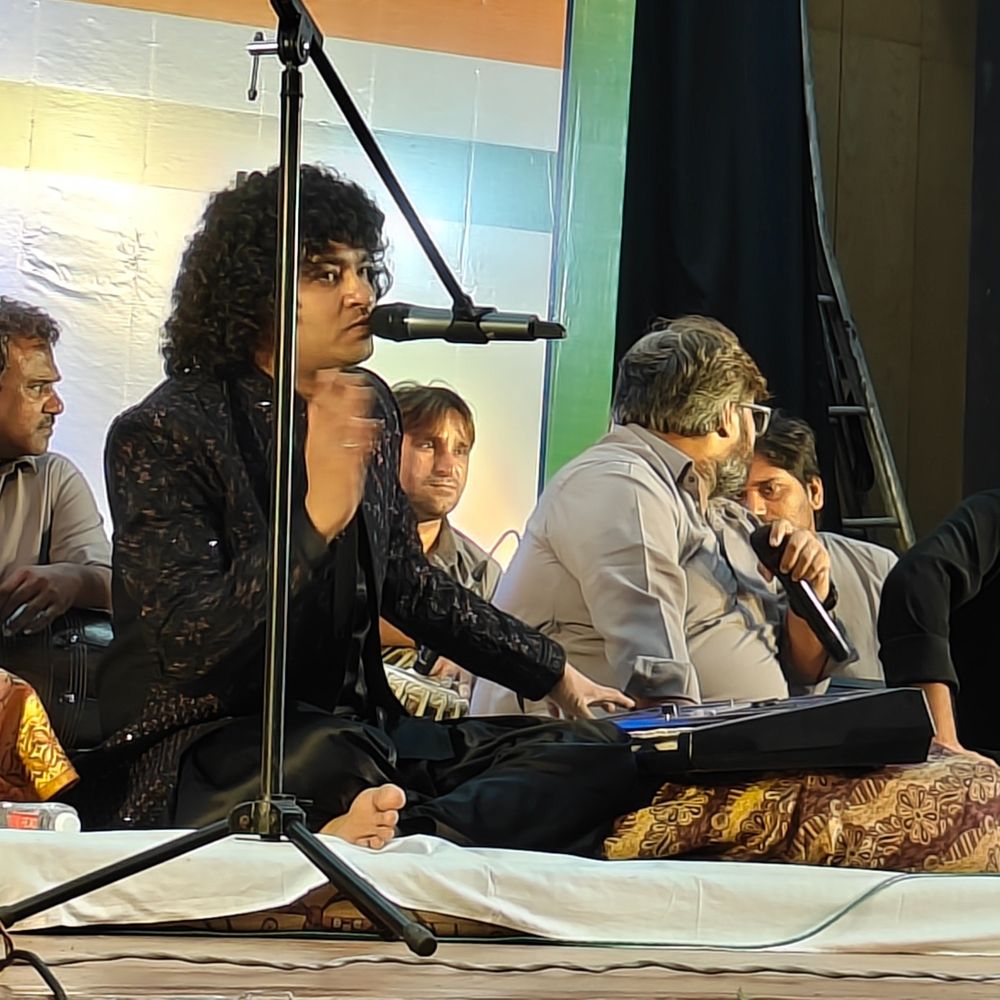 लखनऊ में सजी 'जश्न-ए-अदब' कि महफिल:'भारत का तिरंगा न झुका है न झुकेगा' सुनकर झूमे लोग , कव्वाल अनीस बोले - कलाकारों से मोहब्बत करने वाला शहर है