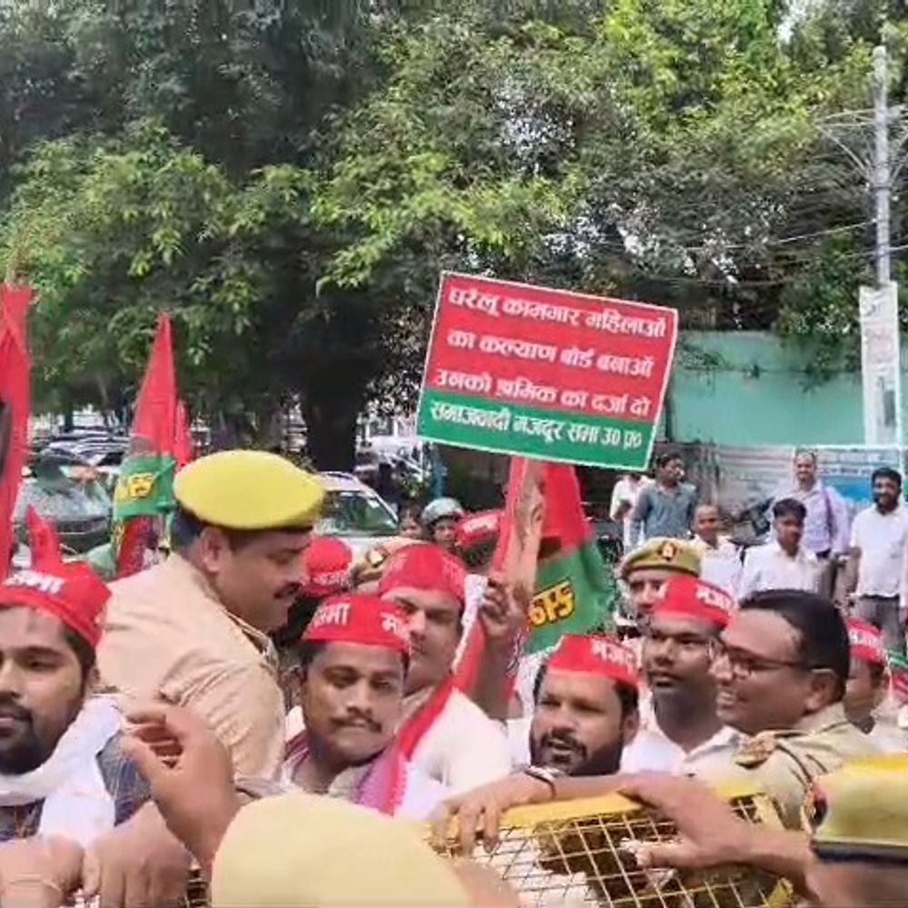लखनऊ में सपा मजदूर सभा का प्रदर्शन:थाली बजाते हुए जनभावन कूच करने की कोशिश, पुलिस से नोंकझोंक, कामगार महिलाओं के लिए कल्याण बोर्ड गठन की माँग