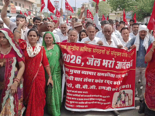 सीकर में कलेक्ट्रेट घेरा, गिरफ्तारी के लिए नहीं मिलीं बसें:वामपंथी संगठनों ने निकाली आक्रोश रैली, सांसद बोले- जुमलेबाज है केंद्र सरकार