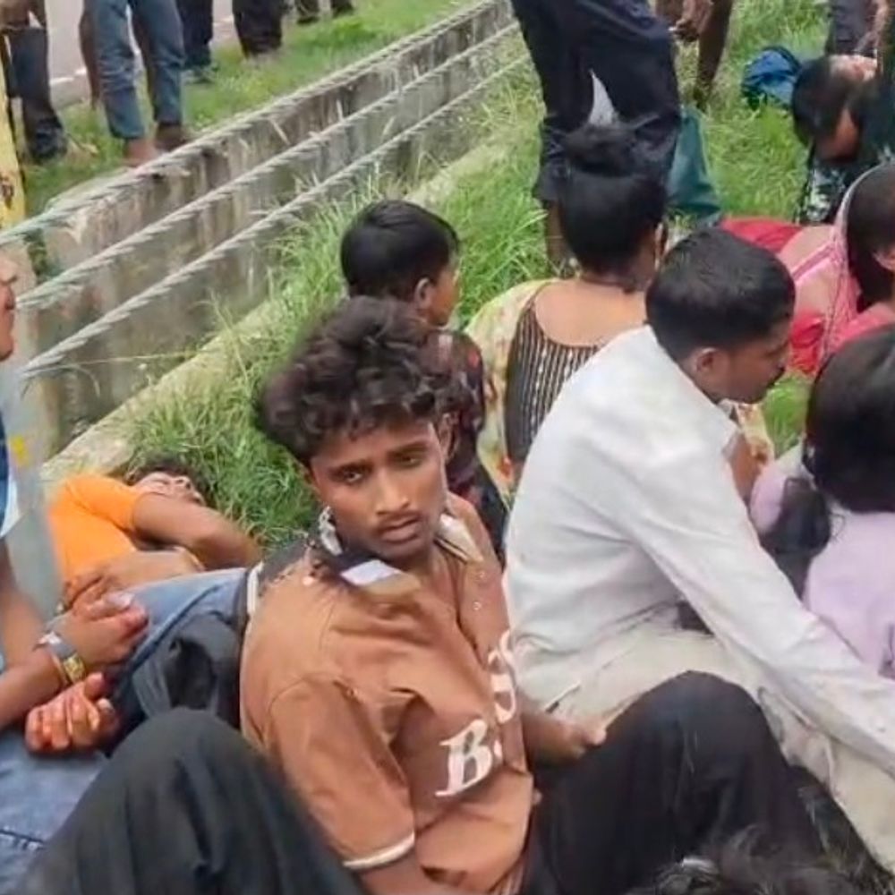 कौशांबी में पिकअप ने बस को मारी टक्कर:एक की मौत 30 अधिक घायल, पुलिस ने घायलों को बाहर निकालकर भेजा अस्पताल
