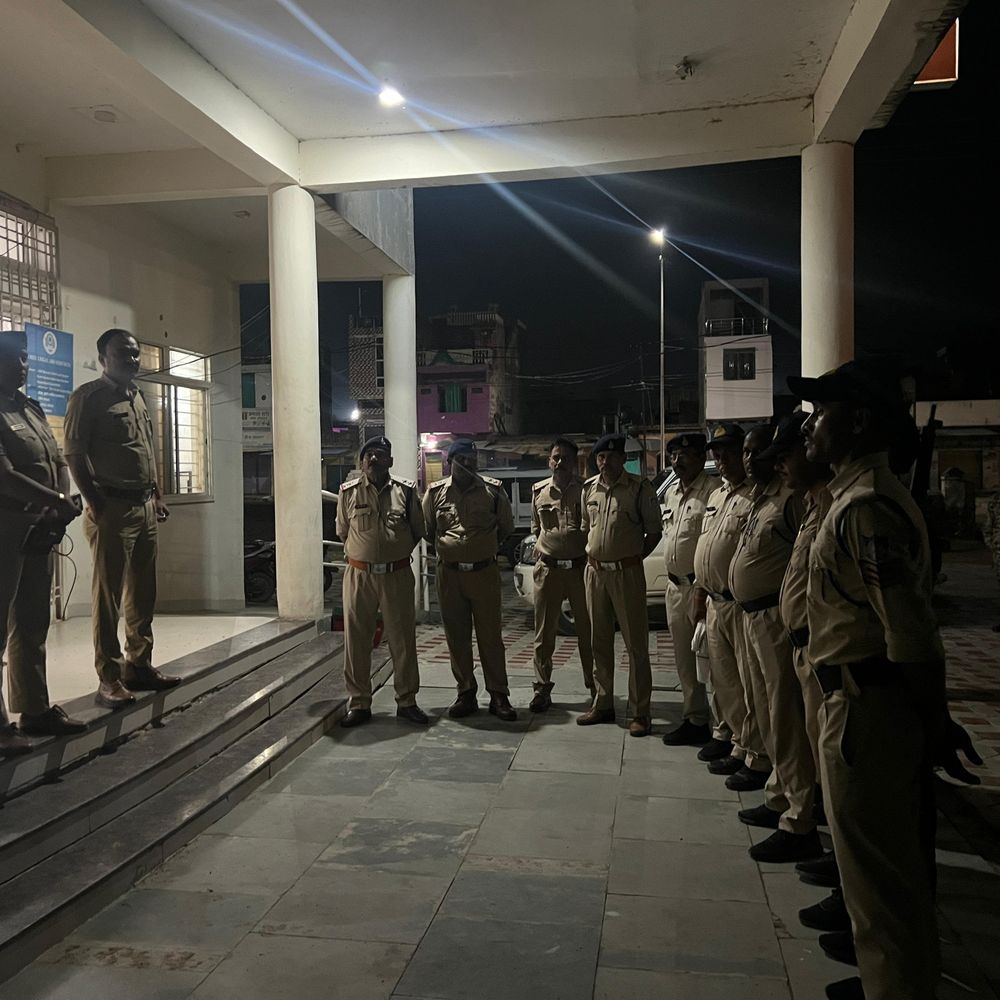 रातभर पुलिस की कॉम्बिंग गश्त, 9 स्थाई वारंटी गिरफ्तार:2 जिला बदर, 129 गुंडों और 60 हिस्ट्रीशीटरों के घर पहुंची पुलिस, संदिग्धों की भी जांच