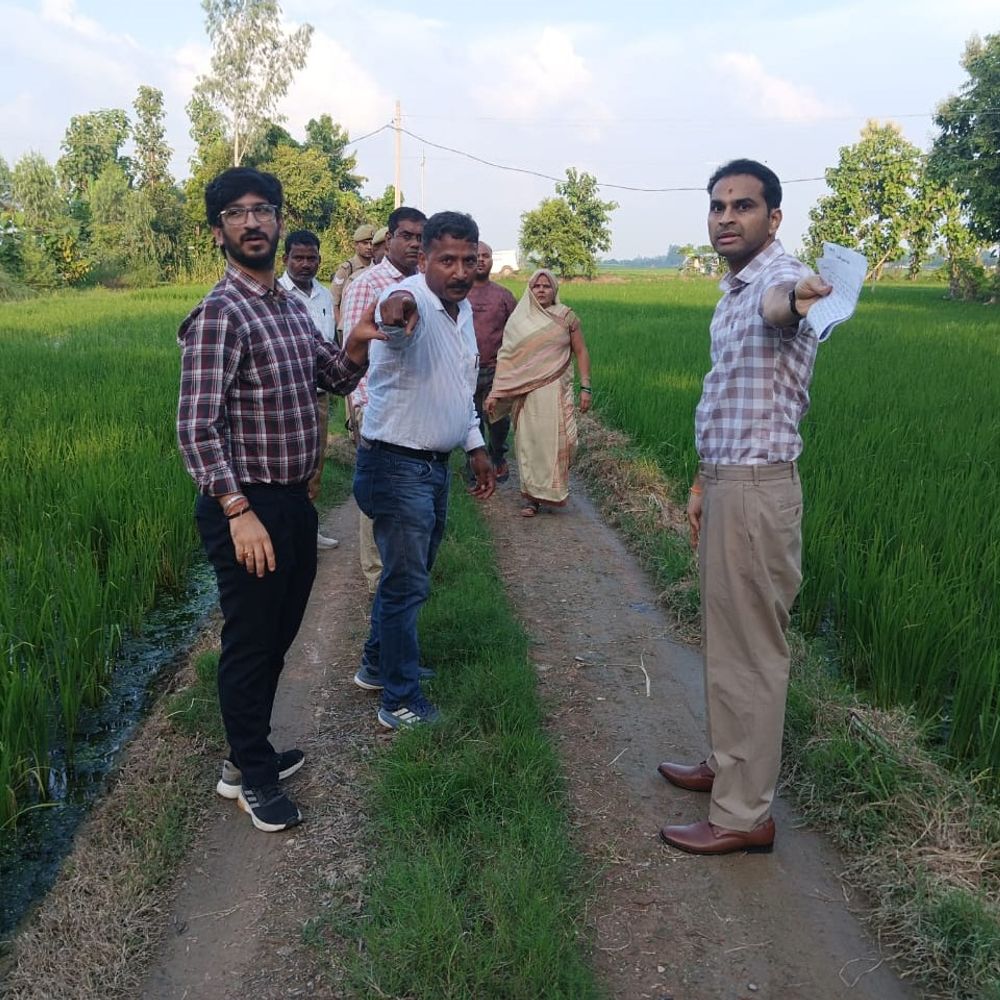 डीएम ने मौके पर पहुंचकर शिकायत का कराया निस्तारण:देवरिया में भूमि विवाद पर रकबा पूरा कराने के निर्देश दिए