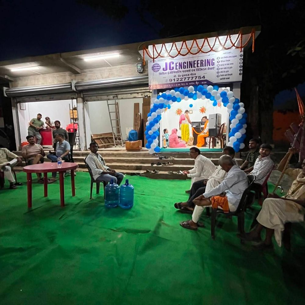 स्कूल के मुख्य द्वार पर बिना अनुमति स्टॉल बना दिए
