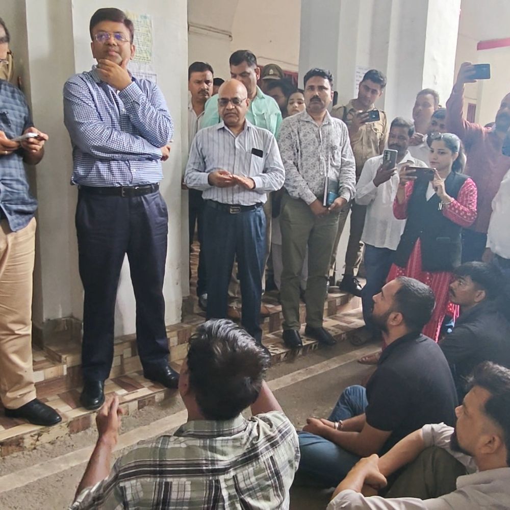 पीलीभीत में ऑपरेशन के बाद महिला की मौत:परिजन डीजल की कैन लेकर कलेक्ट्रेट पहुंचे, बेटे ने आत्मदाह की कोशिश की; पुलिस ने बचाया