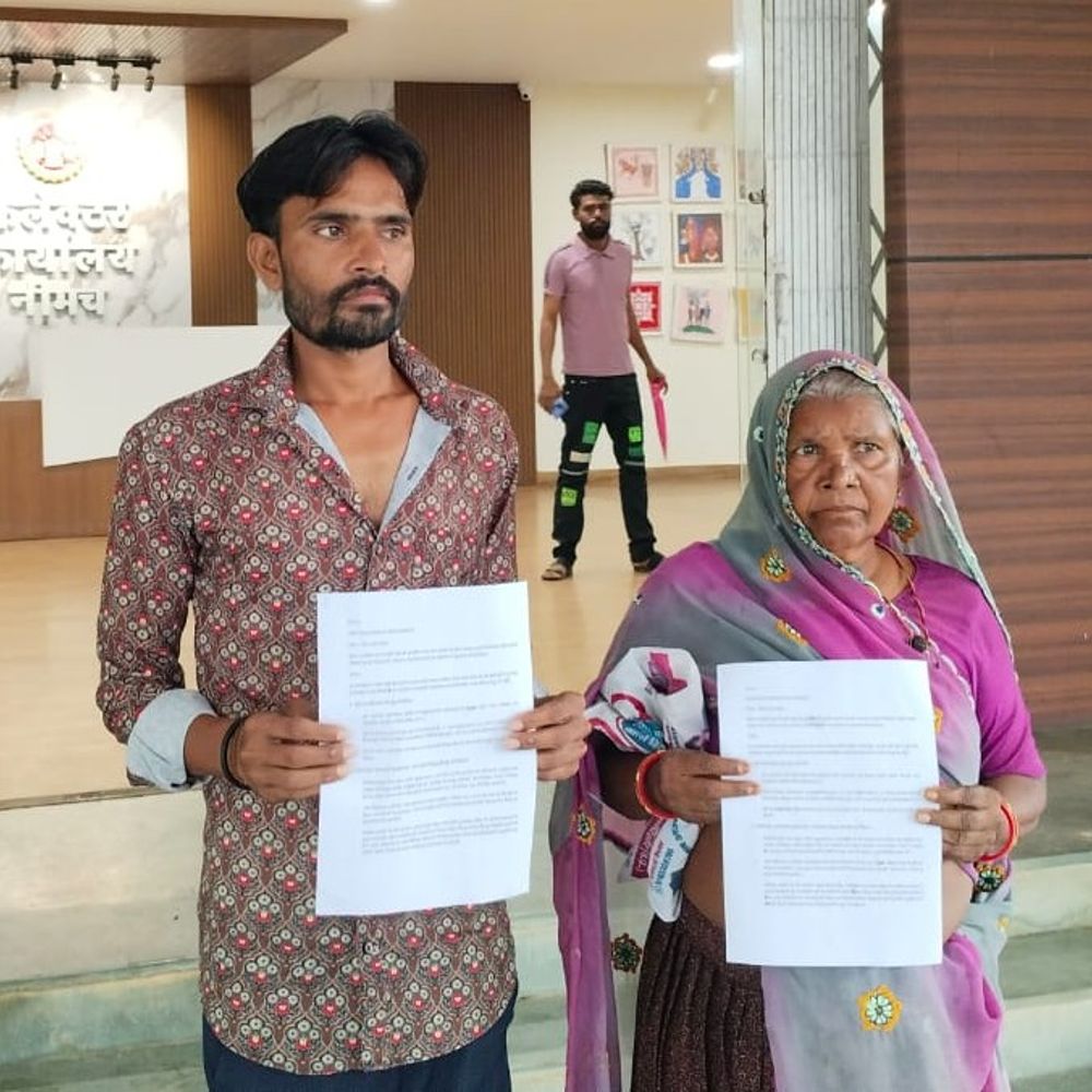 
                 पीड़ित बोले- फर्जी हस्ताक्षर के जरिए जमीन बेची:नीमच में 17 साल बाद मां-बेटे ने रजिस्ट्री निरस्त कर FIR की मांग की 
            