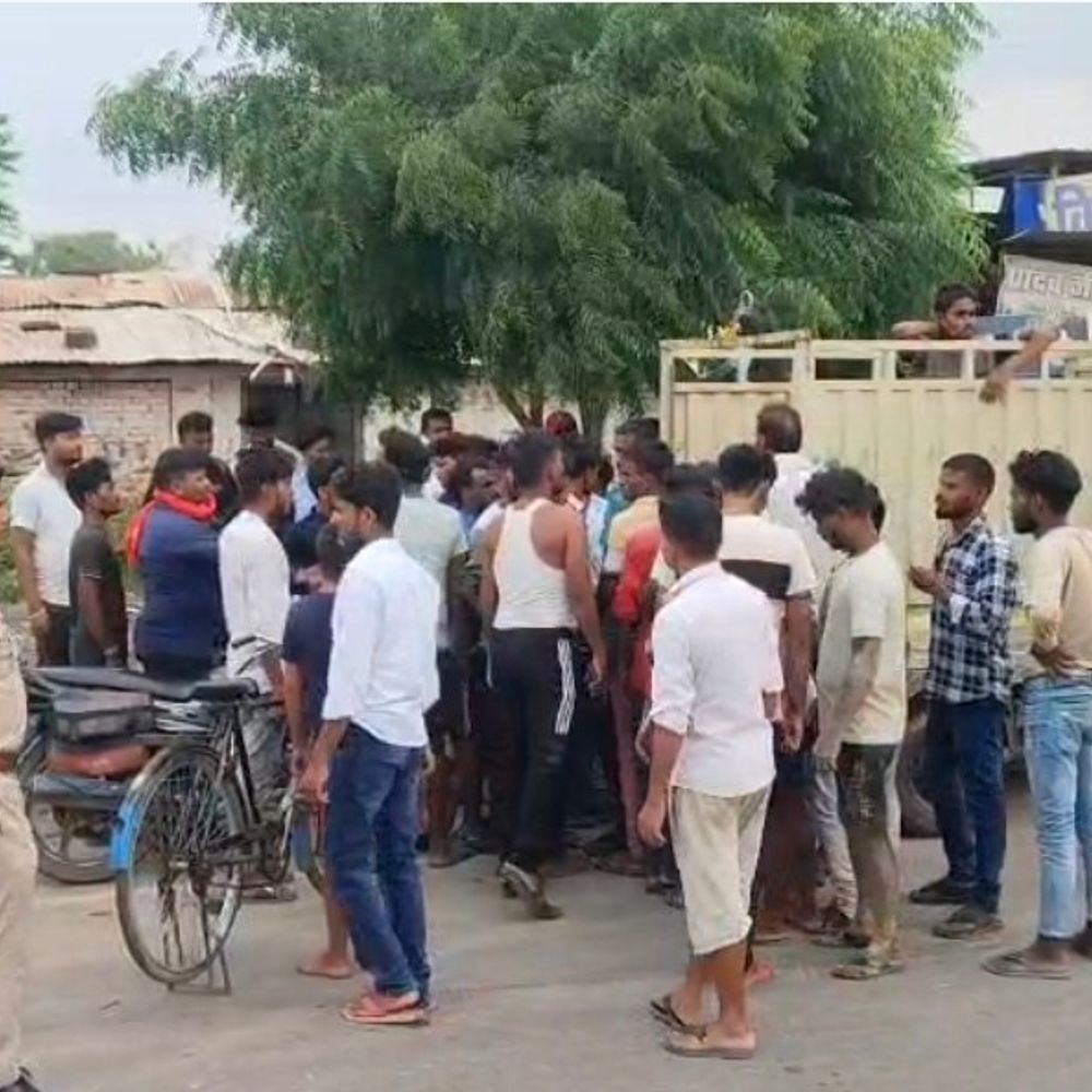 कौशांबी में हाईटेंशन लाइन से युवक की मौत:बांस रखते समय हुआ हादसा, परिजनों ने थाने पर किया हंगामा