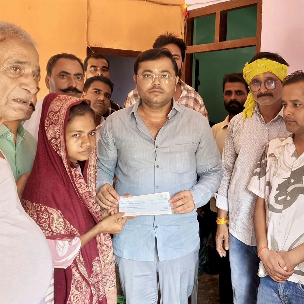 अंकित कश्यप के परिवार को मिली मदद:नगर पालिका अध्यक्ष ने 50 हजार का चेक दिया, हरसंभव मदद का भरोसा