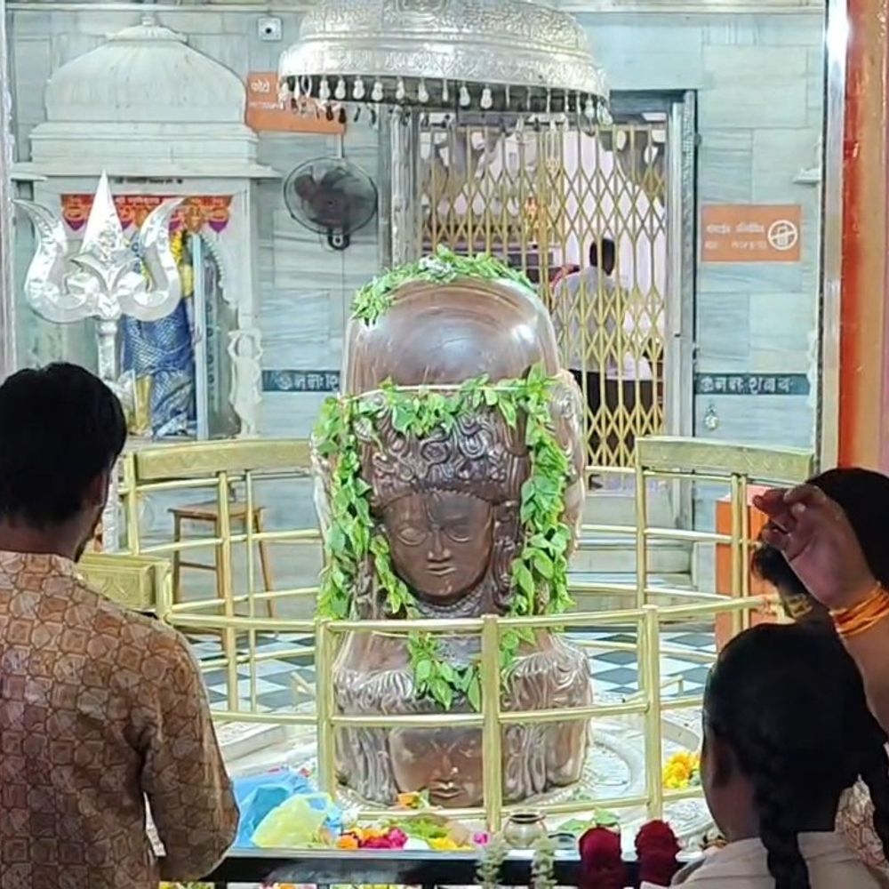 
                 पशुपतिनाथ मंदिर के गर्भगृह में प्रवेश प्रतिबंधित; बाहर से दर्शन:श्रद्धालुओं ने जलाभिषेक और रुद्राभिषेक कर चढ़ाए बेलपत्र-धतूरा 
            