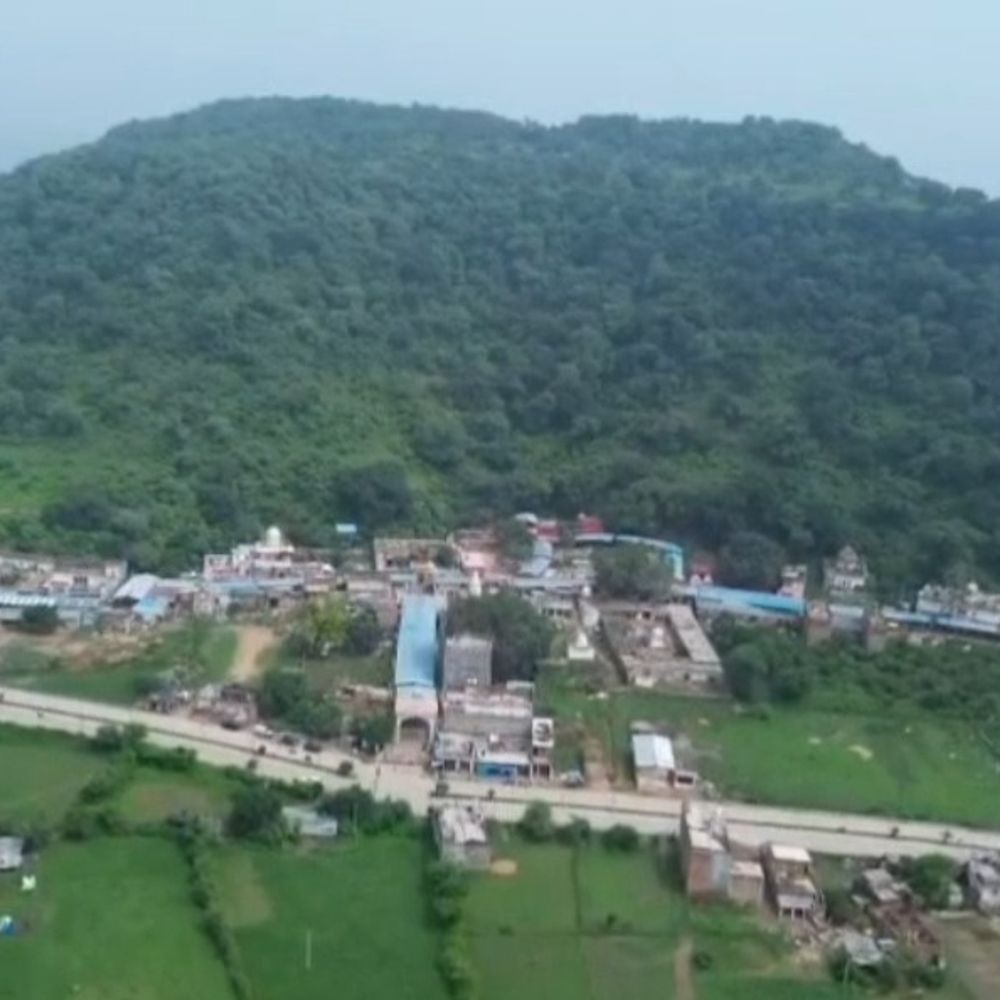 कामदगिरि परिक्रमा मार्ग बदहाल, गंदगी और उखड़ी सड़क:चित्रकूट में श्रद्धालुओं को परेशानी, बजरंग दल सेना ने आंदोलन की चेतावनी दी