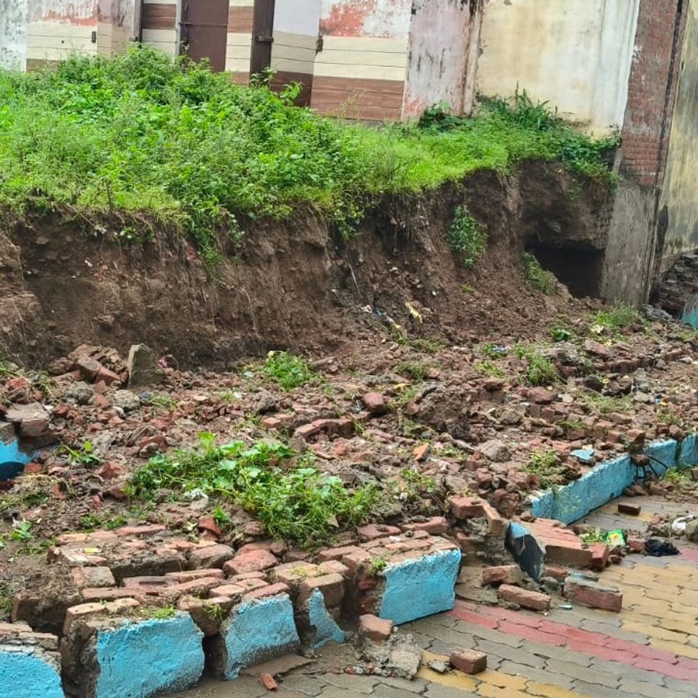 शामली में बारिश से 100 फीट लंबी दीवार गिरी:भारी बारिश से स्कूल परिसर में हादसा, छुट्टी होने से टला बड़ा हादसा