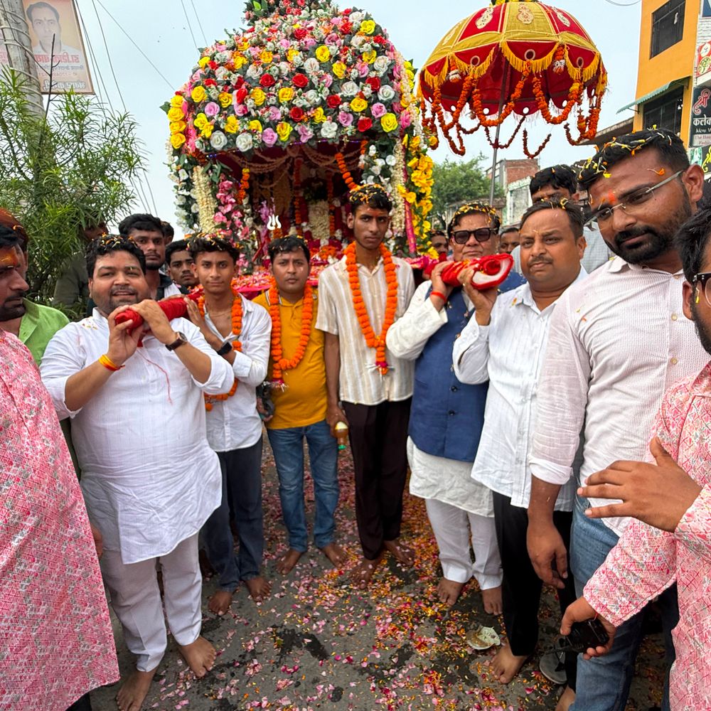 कन्नौज में बाबा दौलेश्वर महादेव की शाही सवारी:ऊर्जा राज्य मंत्री कैलाश राजपूत ने भी पालकी को कंधा दिया, भक्तों की भीड़ उमड़ी