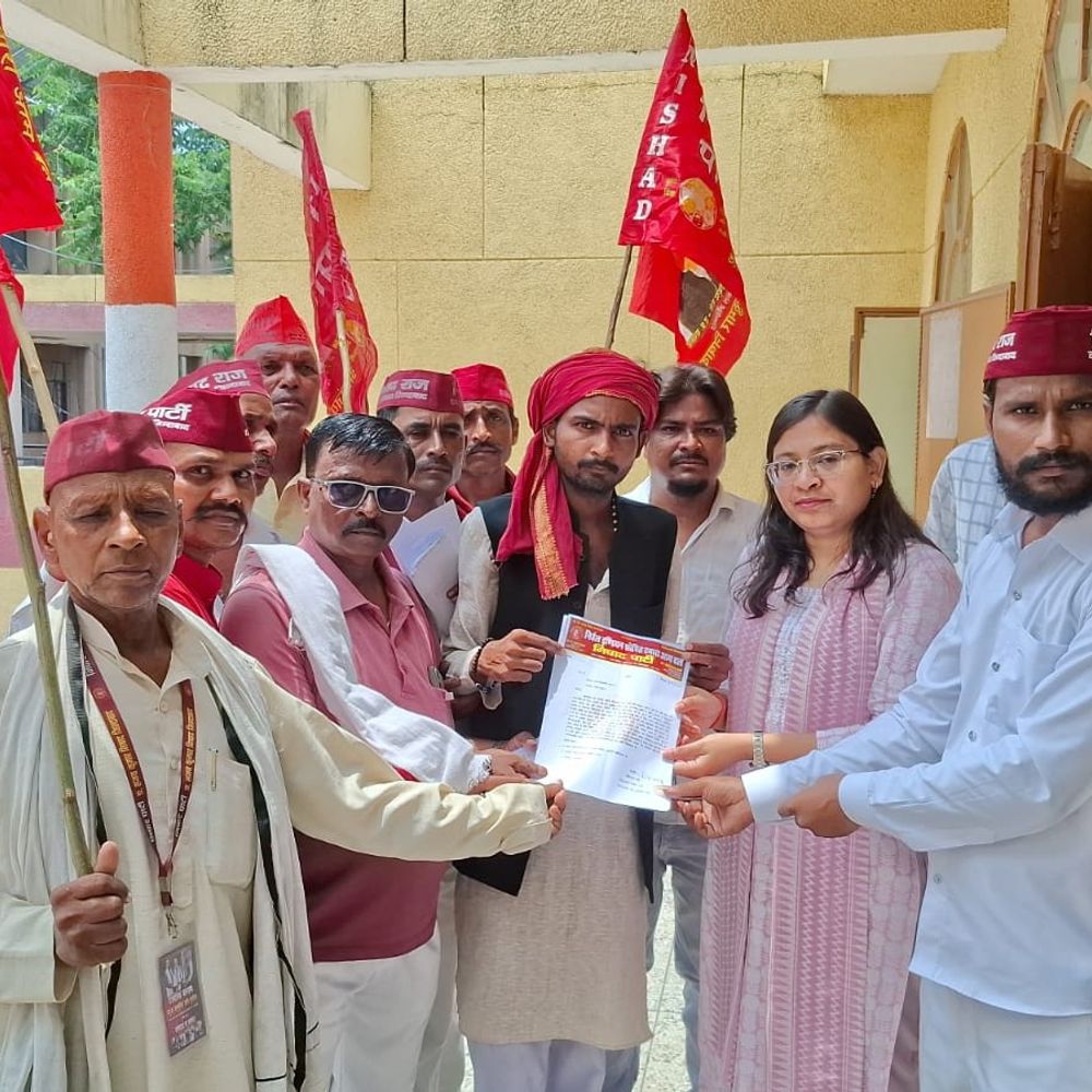 निषाद पार्टी ने फूलन देवी की प्रतिमा लगाने की मांग:फिरोजाबाद DM को ज्ञापन सौंपा, बोले- महिलाओं के संघर्ष को मिलेगी प्ररेणा