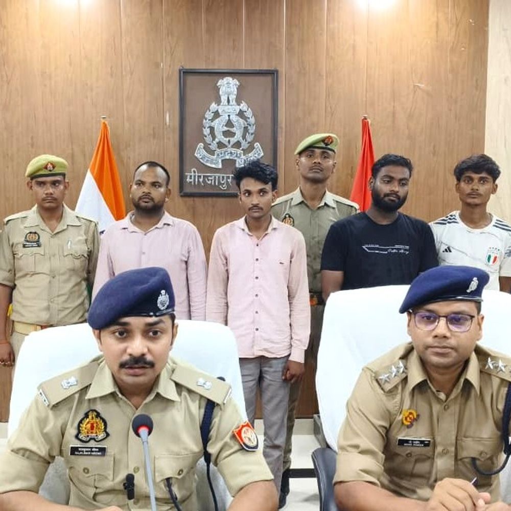 मिर्जापुर में साइबर ठगी गिरोह का भंडाफोड़, 4 आरोपी गिरफ्तार:बैंक खातों के जरिए करते थे लाखों की ठगी, सरकारी योजना का लालच देकर खुलवाते थे खाता