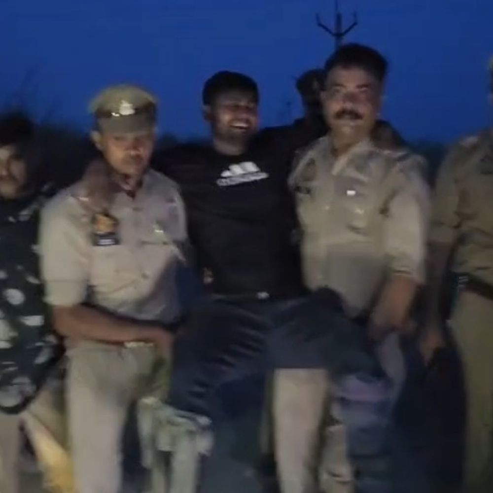 कानपुर में बाइक लूट का आरोपी पुलिस मुठभेड़ में गिरफ्तार:दोनों पैर में लगी गोली, घेराबंदी देखकर पुलिस पर झोंका फायर