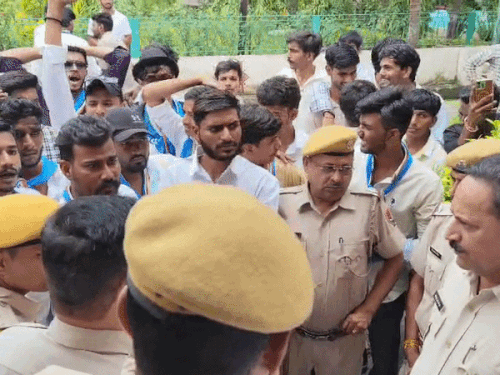 अजमेर में GCA कॉलेज में छात्रसंघ चुनाव बहाली की मांग:NSUI ने किया प्रदर्शन, प्रिंसिपल को ज्ञापन देकर आंदोलन की दी चेतावनी